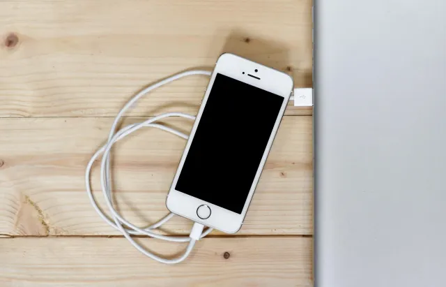 Puerto USB de carga en una sala de embarque de un aeropuerto