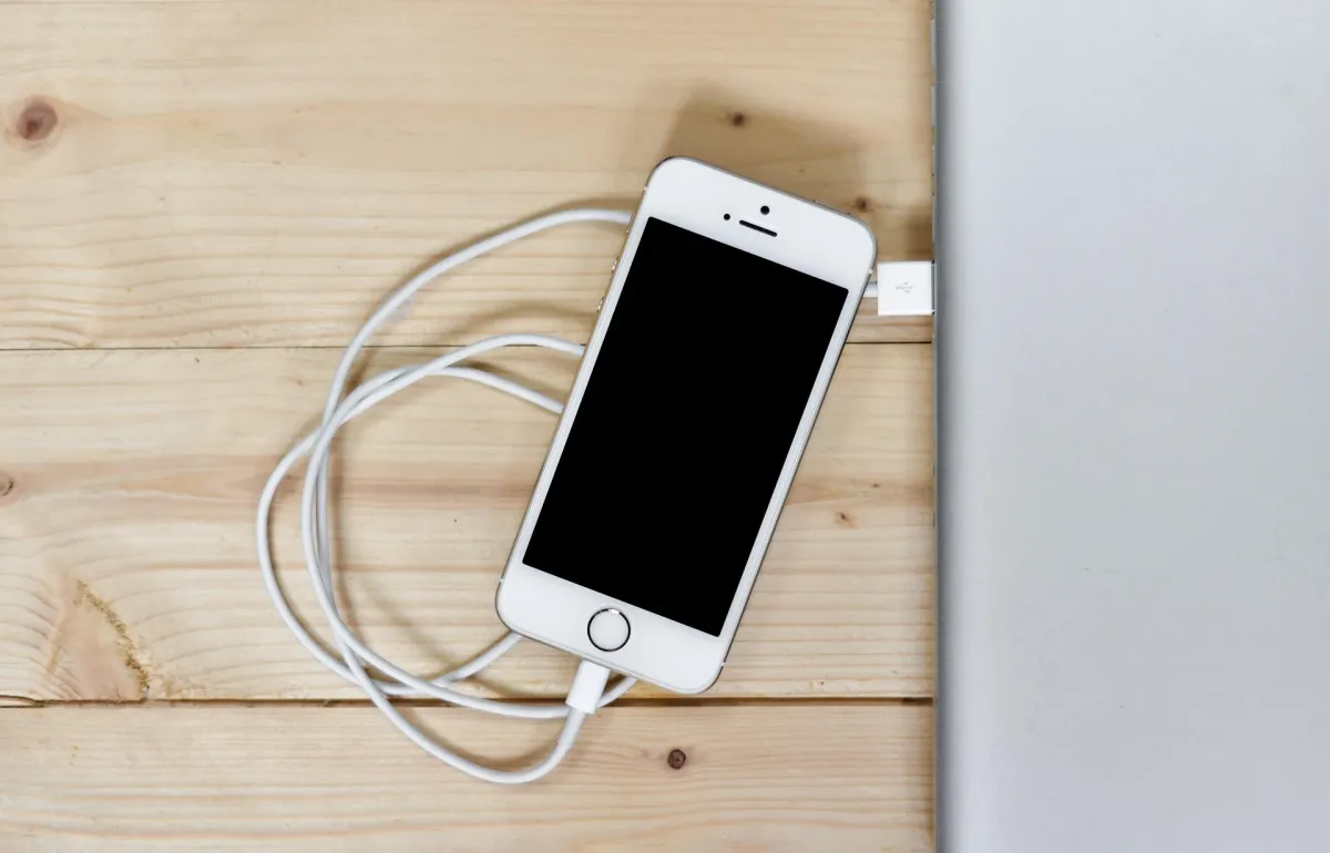 Puerto USB de carga en una sala de embarque de un aeropuerto
